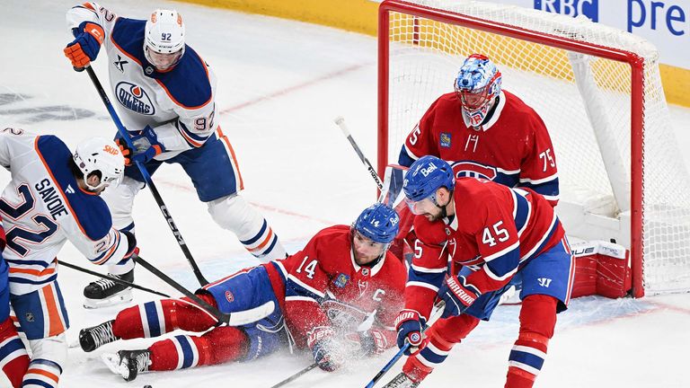 Montreal Canadiens Nick Suzuki (14) blockt einen Schuss von Edmonton Oilers Matt Savoie (22).