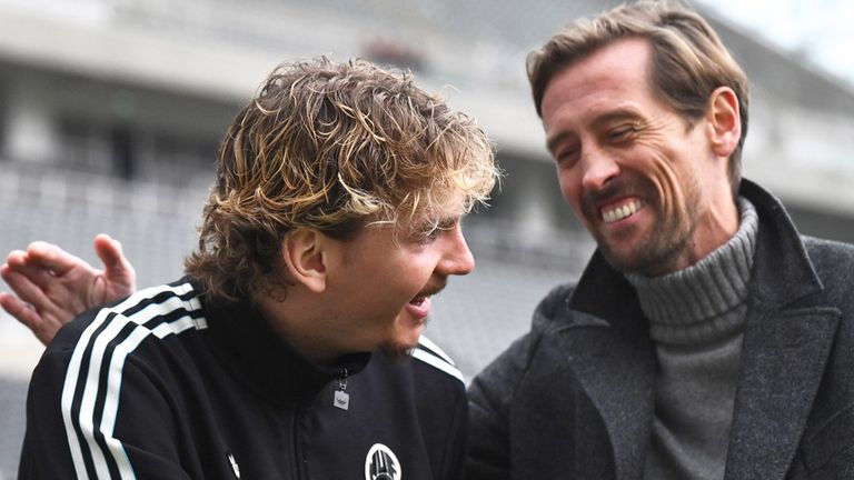 Nick Woltemade (l.) und Peter Crouch verstehen sich prächtig.