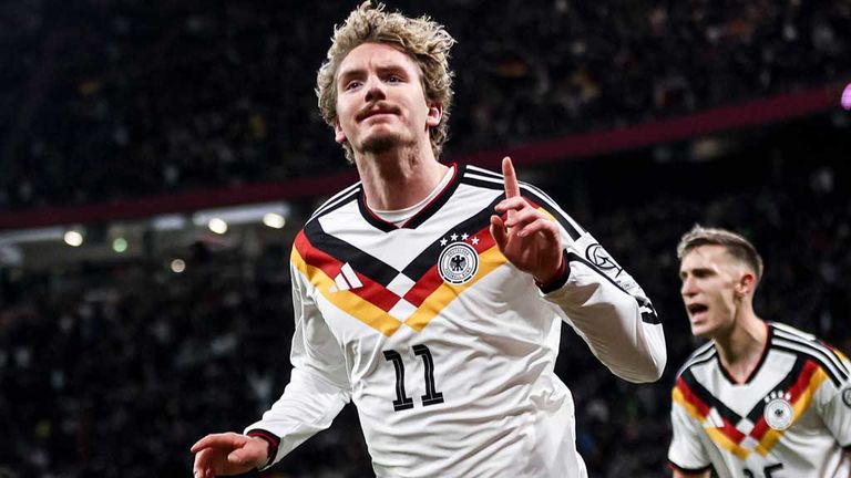 Nick Woltemade bejubelt eins seiner vier Tore für  Deutschland in der WM-Qualifikation.