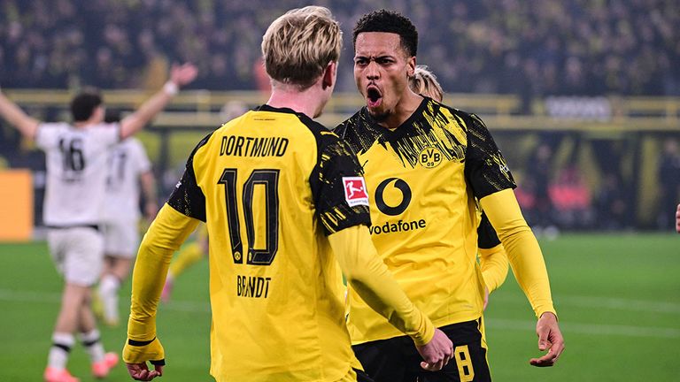 Felix Nmecha (r.) freut sich mit dem BVB-Siegtorschützen Julian Brandt.