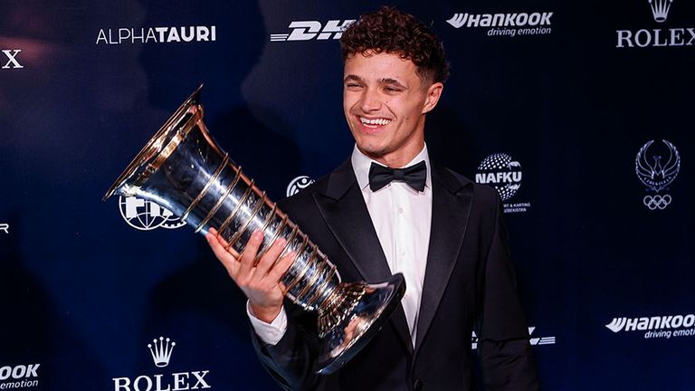 Weltmeister Lando Norris von McLaren posiert mit dem WM-Pokal.