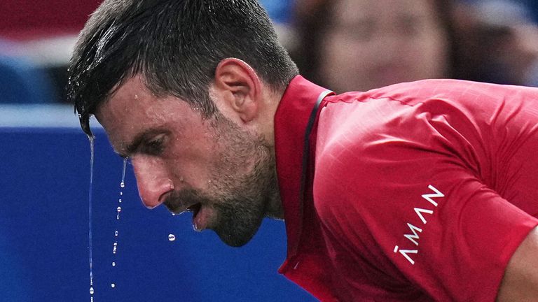 Novak Djokovic kühlt sich ab während den Shanghai Masters.