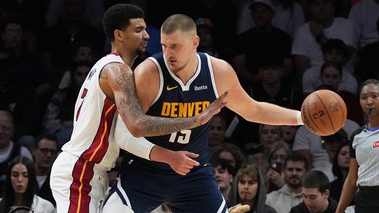 Nikola Jokic verletzt sich gegen Miami Heat.