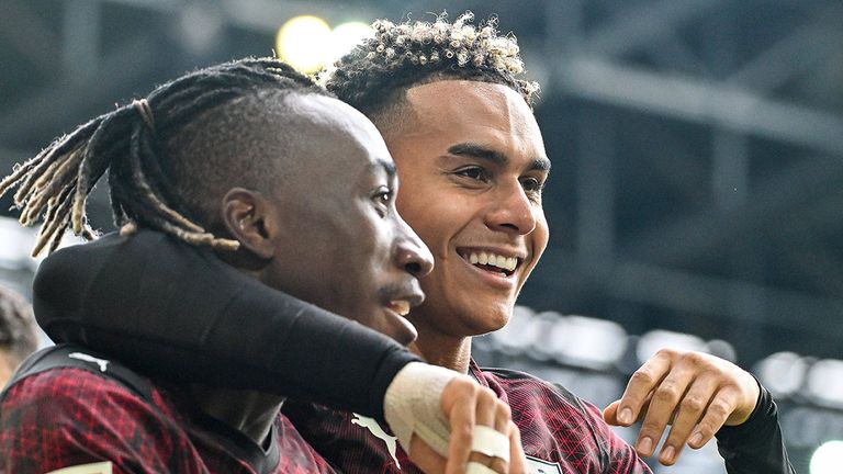 Antonio Nusa (r.) bejubelt mit Yan Diomande ein Tor von RB Leipzig.