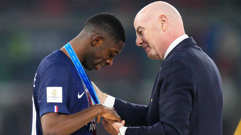 Weltfußballer Ousmane Dembele (l.) im Dialog mit FIFA-Boss Gianni Infantino.