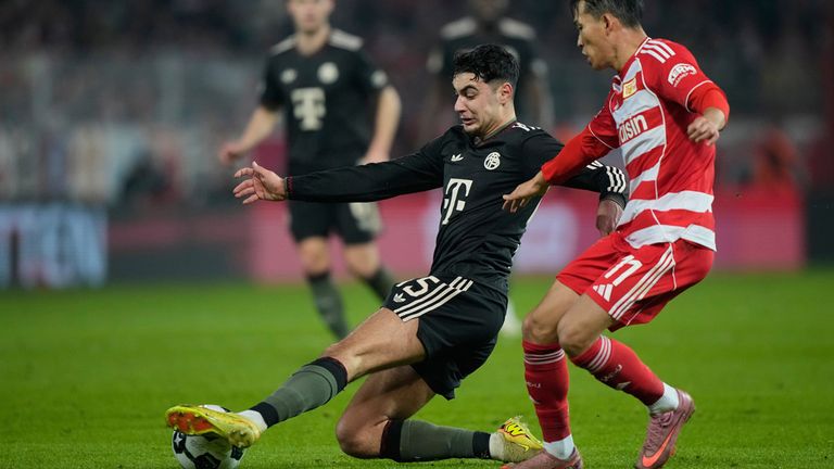 Bayern-Star Aleksandar Pavlovic (l.) musste im DFB-Pokal-Achtelfinale bei Union Berlin verletzungsbedingt ausgewechselt werden. 