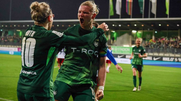 Alexandra Popp bejubelt ihren Treffer zum 2:1 mit Mannschaftskollegin Svenja Huth.