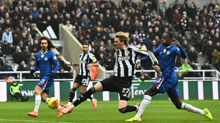 Nick Woltemade (Nummer 27) schießt innerhalb von 16 Minuten zwei Tore im Spiel gegen Chelsea.