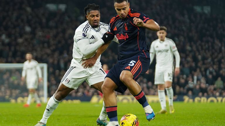 Adama Traore (links) und Murillo (ganz vorne) befinden sich im Zweikampf im umkämpften Spiel zwischen Fulham FC und Nottingham Forest.