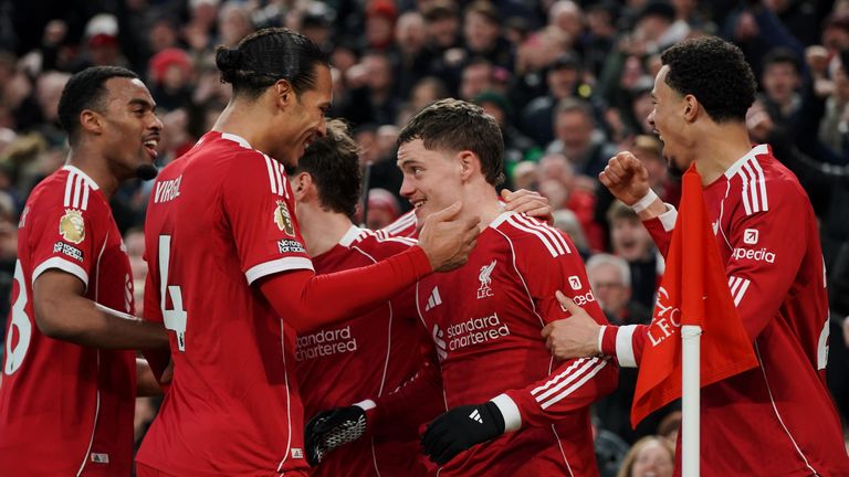 Florian Wirtz bejubelt gemeinsam mit Teamkollegen seinen Premierentreffer im Trikot der Reds. Für sie geht es am Donnerstag gegen Leeds.