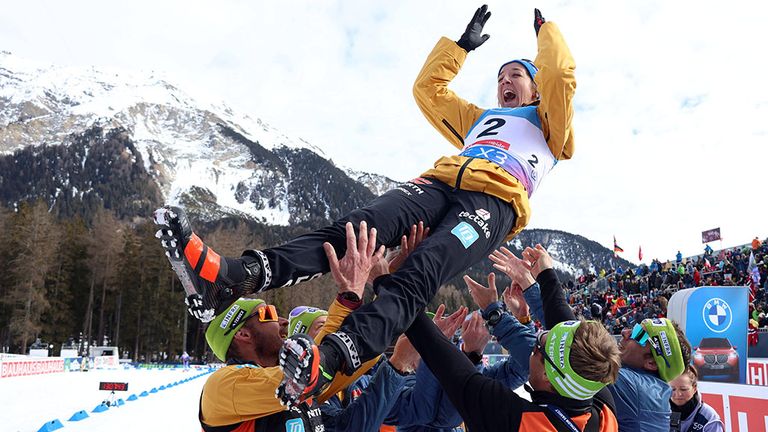 Biathletin Franziska Preuß wird nach ihrem Gesamtweltcup-Triumph von ihren DSV-Teamkollegen in die Luft geschmissen.