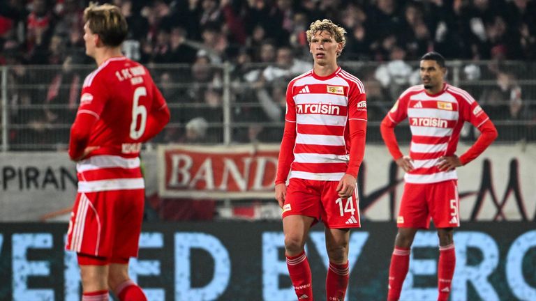 Leopold Querfeld (Mitte) enttäuscht: Trotz seines Doppelpacks verliert Union Berlin im DFB-Pokal gegen den FC Bayern.