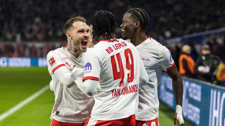 David Raum (Links) bejubelt Yan Diomande (Mitte) nach seinem Dreierpack gegen Frankfurt. Am Freitag geht es gegen Union Berlin.