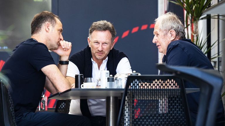 Oliver Mintzlaff (l.) erklärt das Ausscheiden von Christian Horner (m.) und dementiert die Aussagen von Dr. Helmut Marko (r.).
