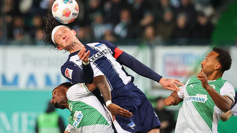 Hertha-Kapitän Fabian Reese (M) im Duell mit Fürth-Stürmer Noel Futkeu.