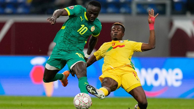 Sadio Mane (l.) und der Senegal ziehen als Gruppensieger ins Achtelfinale des Afrika-Cups ein.