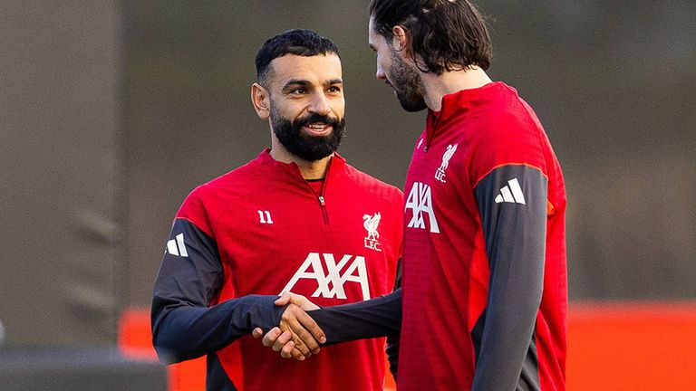 Liverpool-Superstar Mohamed Salah (l.) im Gespräch mit Teamkollege Dominik Szoboszlai.
