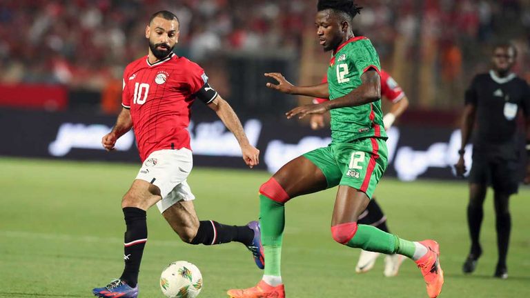 Mo Salah (l., Ägypten) und  Edmond Tapsoba (Burkina Faso) spielen beim Afrika Cup in Marokko.