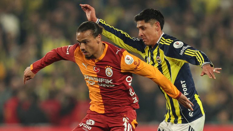 Leroy Sane (l.) erzielt die Führung für Gala im Derby bei Fener.