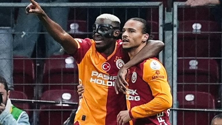 Leroy Sane (r.) bejubelt seinen Treffer mit Victor Osimhen. 