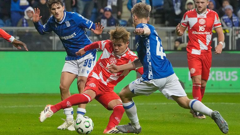 Mainz-Profi Kaishu Sano (M) behauptet den Ball gegen zwei Spieler von Lech Posen.