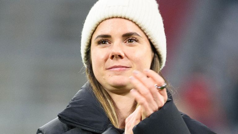 Die FC-Bayern-Frauen verlängern mit Sarah Zadrazil trotz Kreuzbandrisses. 