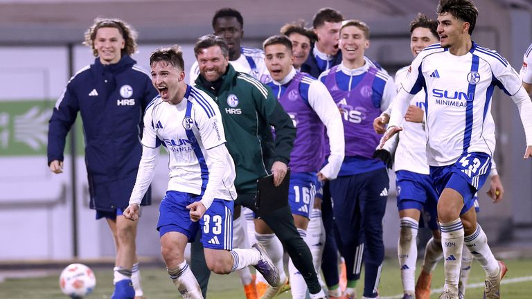 Vitalie Becker (Mitte) bejubelt seinen Treffer gegen Düsseldorf. Die Knappen treffen am Sonntag auf Nürnberg. 