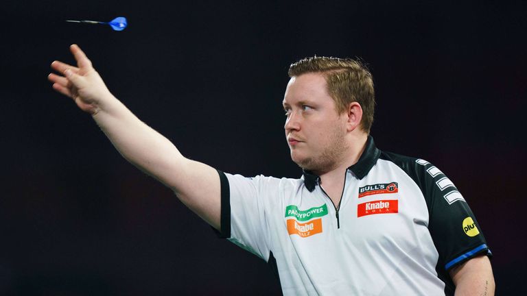 Martin Schindler zieht in die zweite Runde der Darts-WM ein.