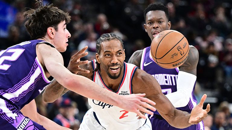 Kings-Guard Dennis Schröder (von r.) foult Clippers-Superstar Kawhi Leonard - Teamkollege Maxime Raynaud eilt herbei.