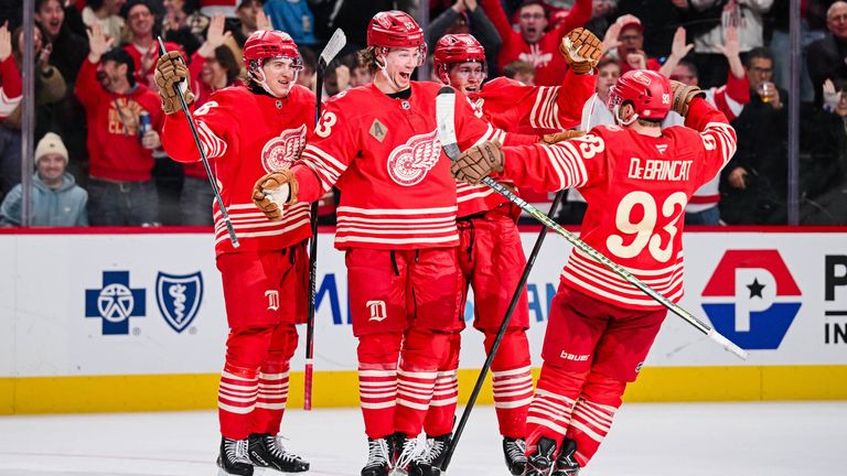 Moritz Seider (m.) ist gegen Washington der Matchwinner.