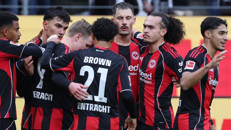 Feine Geste: Sieben Eintracht-Trikots erhielt ein Hamburger Amateurklub nach einem 0:66-Debakel.