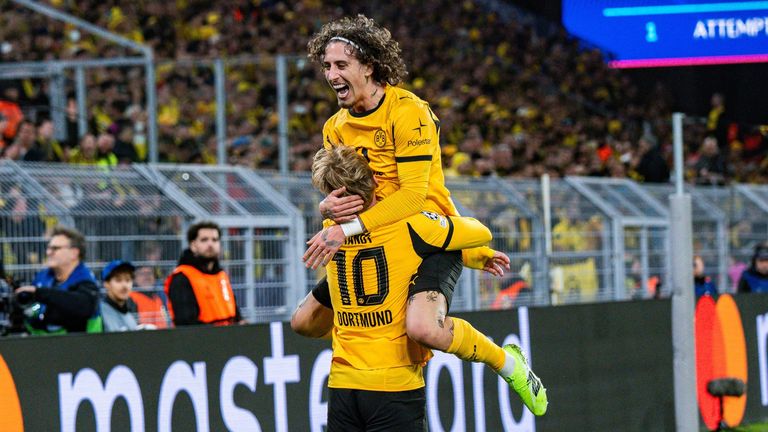 Fabio Silva (Oben) bejubelt Julian Brandts (Unten) Treffer. Am 20. Januar trifft Dortmund auf Tottenham. 