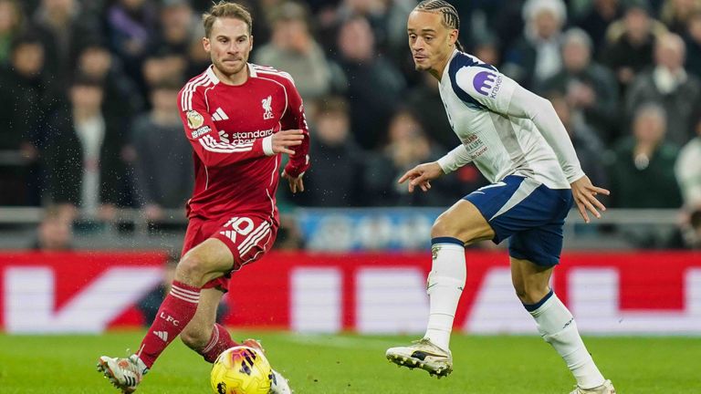 Ex-Leipziger Xavi Simons wird nach einem harten Tritt mit der Ampelkarte frühzeitig vom Feld geschichkt.