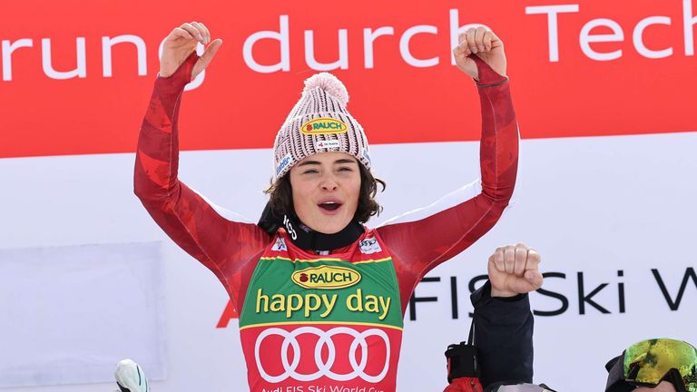 Julia Scheib feiert den Heimsieg beim Riesenslalom in Semmering, Österreich. 