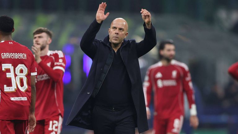 Eine Genugtuung: Arne Slot lässt sich von den Liverpool-Fans feiern.