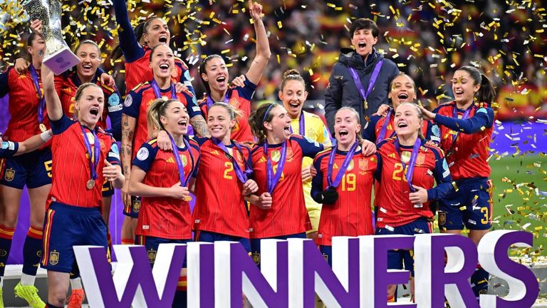 Spaniens Fußballerinnen zelebrieren den Nations-League-Sieg.