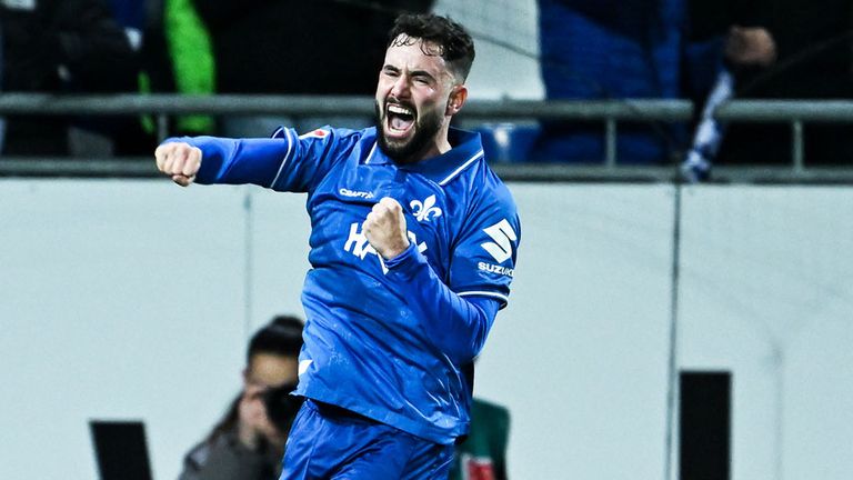 Marco Richter sorgt mit seinem Freistoßtor für die Wende für Darmstadt.