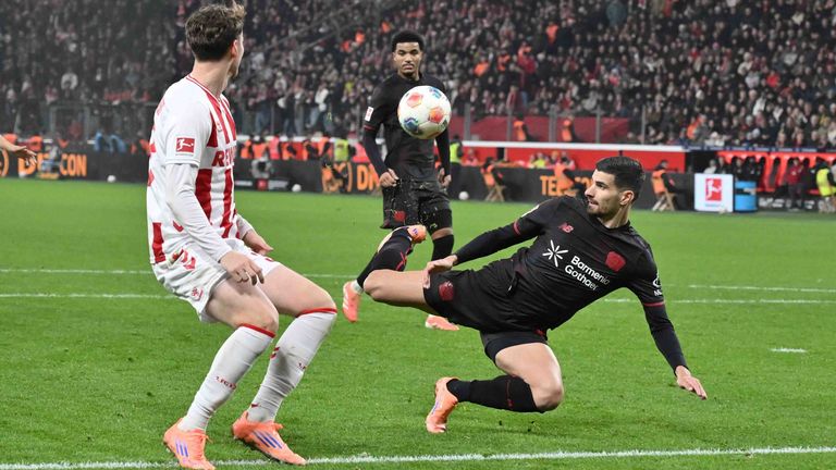 Leverkusens Martin Terrier trifft akrobatisch zum 1:0 gegen den 1. FC Köln.