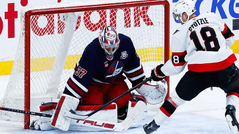 Tim Stützle (r.) führt die Ottawa Senators mit drei Assists zum Sieg gegen die Winnipeg Jets. 