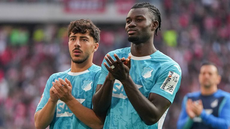 Umut Tohumcu (l.) und Ihlas Bebou bedanken sich bei den Fans der TSG Hoffenheim.