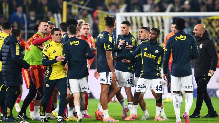 In den türkischen Wettskandal sind auch Spieler von Galatasaray und Fenerbahce involviert. 