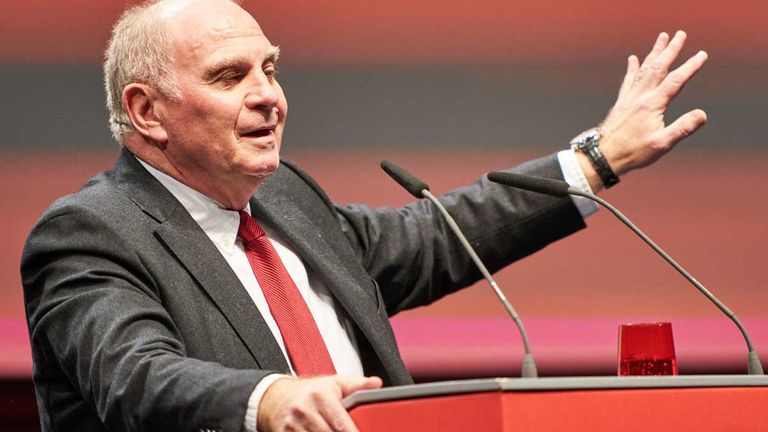 Bayern Münchens Ehrenpräsident Uli Hoeneß lobt Max Eberl und Vincent Kompany.