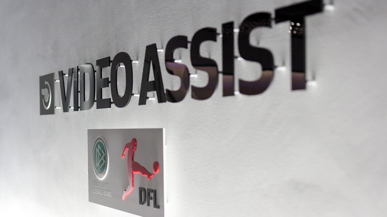 Die Video-Assistenten sitzen ab 2027 nicht mehr im Kölner Kellner.