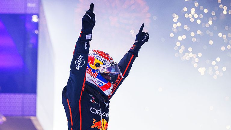 Red-Bull-Pilot Max Verstappen bejubelt seinen Sieg beim Grand Prix von Katar.