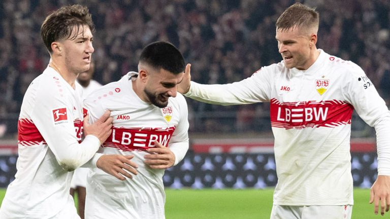 Maximilian Mittelstädt, Deniz Undav und Angelo Stiller (v.r.n.l.) bejubeln einen Treffer des VfB Stuttgart.