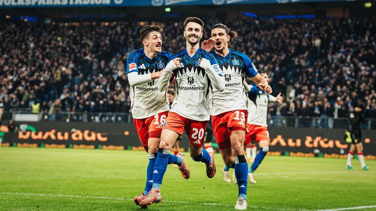 Arsenals Leihgabe Fábio Vieira (Mitte) bringt dem HSV in der Nachspielzeit den Sieg. Am Sonntag kommt es zum Nordderby gegen Bremen. 