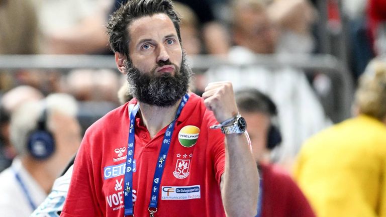 Magdeburgs Trainer Bennet Wiegert ballt die Faust.