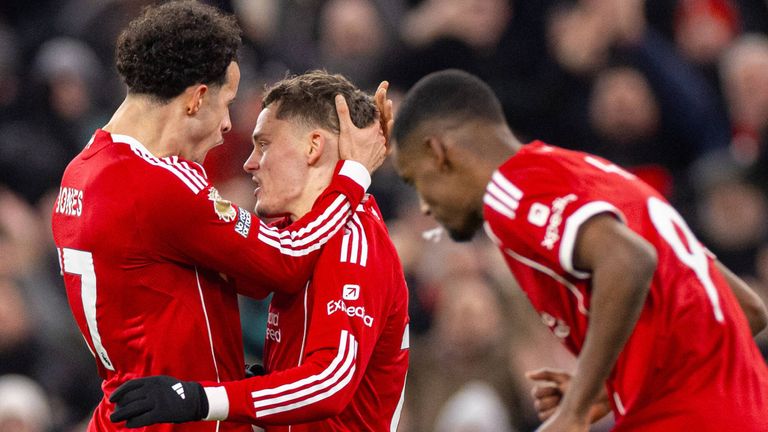 Florian Wirtz (M.) bejubelt seinen vermeintlichen ersten Treffer für Liverpool. 