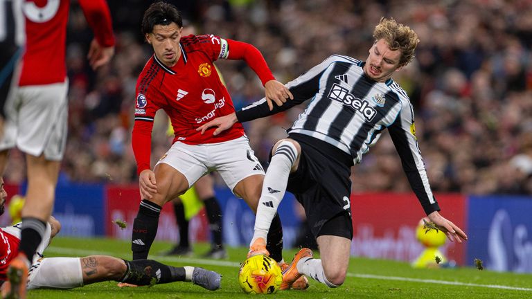 Nick Woltemade (r.) muss sich mit den Magpies in Manchester geschlagen geben.