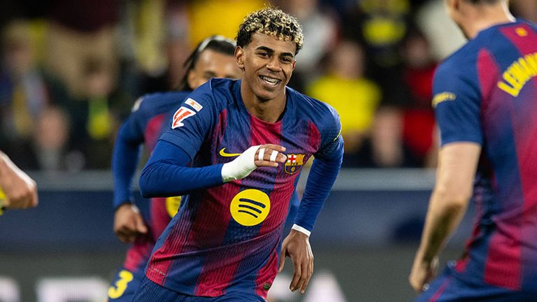 Barca-Superstar Lamine Yamal bejubelt sein Tor.